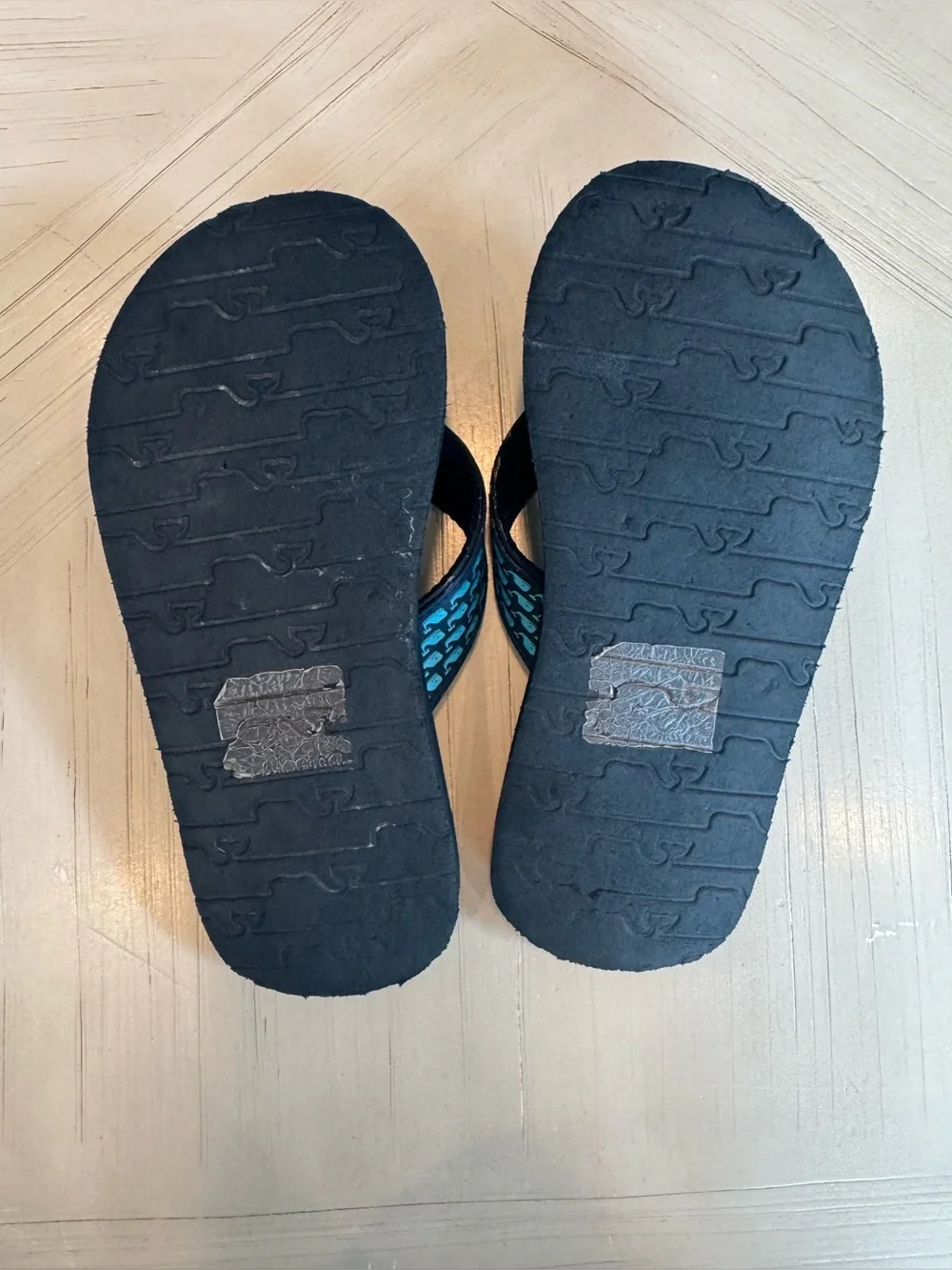 Vineyard Vines Boys’ Whale Flip Flops Sandals Blue Black - Size 2
